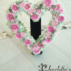 Hjärta stort öppet med rosa och vita blommor