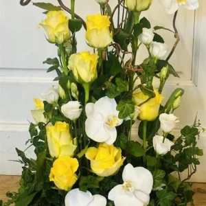 Hög sorgdekoration med orkide