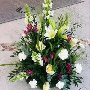 Hög sorgdekoration vitt lila