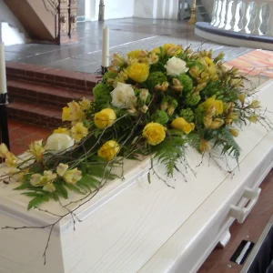 Kistdekoration i gula nyanser