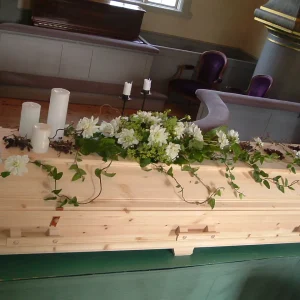 Kistdekoration i vitt och grönt med ljus