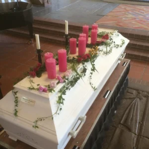 Kistdekoration med ljus murgröna och blommor