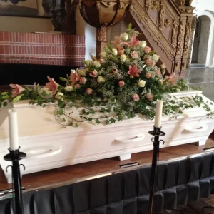 Kistdekoration med rosa liljor rosa o vita rosor