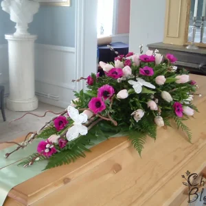 Kistdekoration med rosa tulpaner