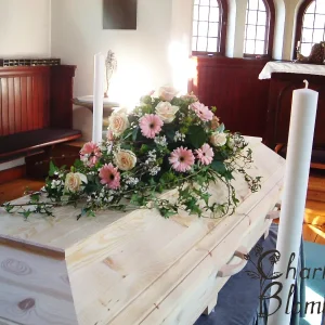 Kistdekoration med vita körsbärskvistar