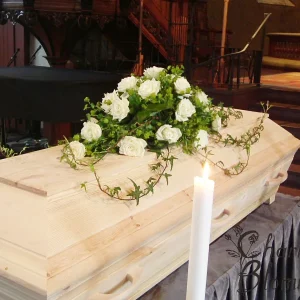 Kistdekoration med vita rosor