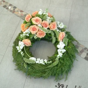 Krans i apricos/vita blommor