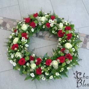 Krans rundbunden i rött/vitt 57cm diameter