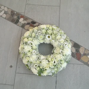 Krans rundbunden med vita blommor diameter 40cm