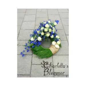 Krans vita och blå blommor,rep och snäckor