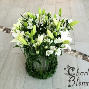 Kransdekoration i vitt o grönt