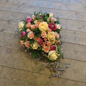 Låg sorgedekoration hjärtlik i pastellfärger