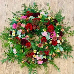 Rundbunden krans röd rosa