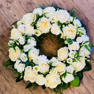 Rundbunden krans vit