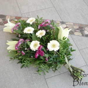 Sorgbukett rosa och vita blommor