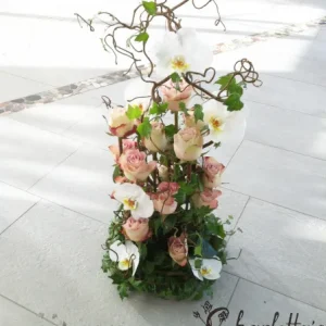 Sorgdekoration hög med rosor