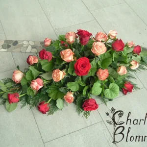 Sorgdekoration låg rosor