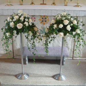 Sorgdekorationer till vardera sida om kistan