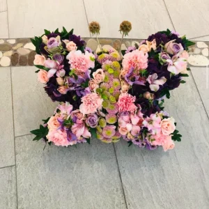 Söt fjäril i lila och rosa