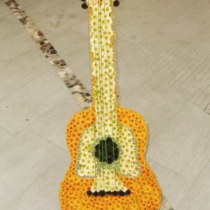 Stor gitarr i blommor