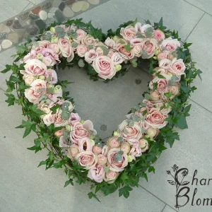 Stort öppet hjärta fyllt av rosor