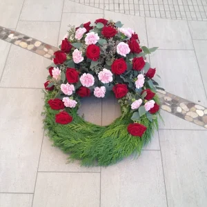 Krans med rosor och nejlikor